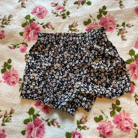 Black high sinched waisted floral print shorts! - Picture 15 of 16